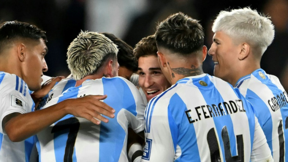 Sem Messi, Argentina vence Chile por 3 a 0 nas Eliminat&oacute;rias