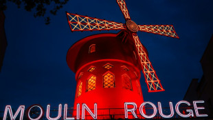 Se desploman las aspas del cabar&eacute; Moulin Rouge de Par&iacute;s