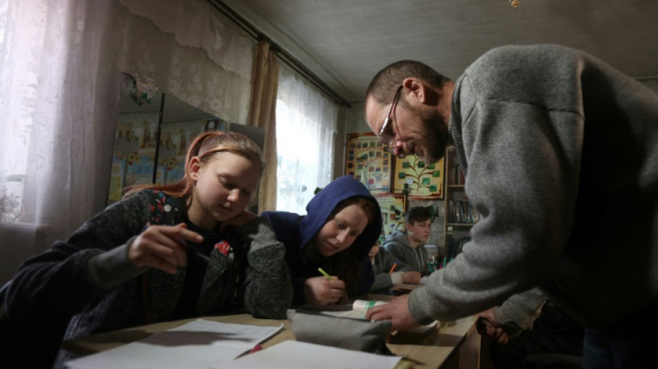 Dans un village ukrainien en ruines, le salon d'un enseignant devient une &eacute;cole de fortune