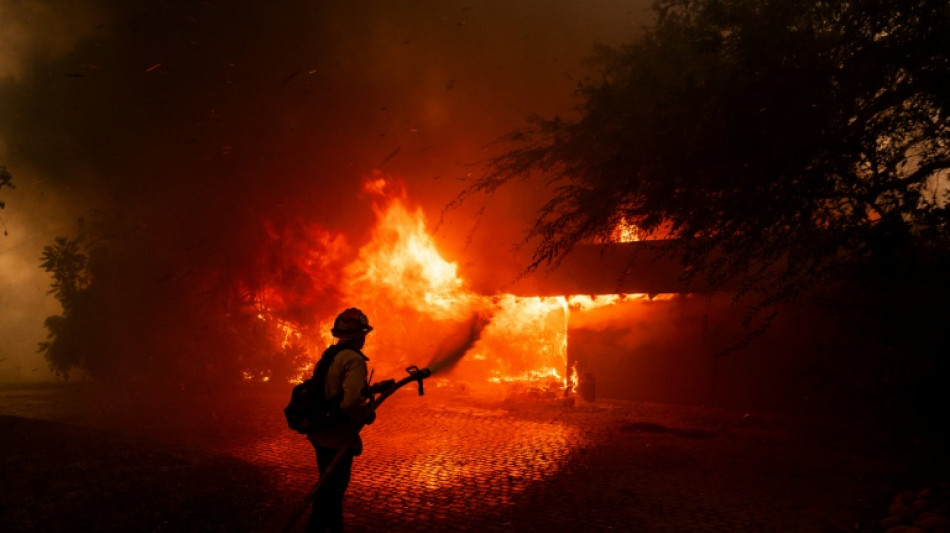 Miles de personas evacuadas por voraz incendio en California