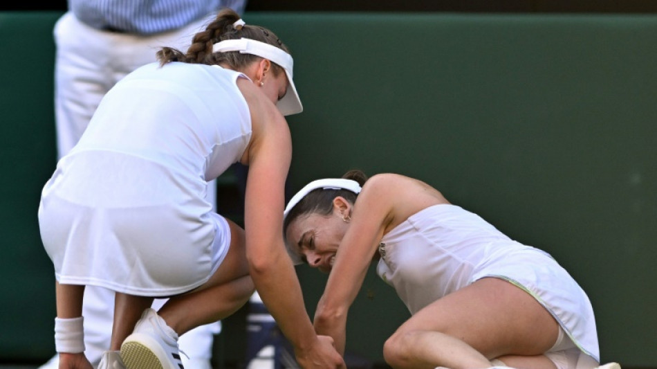 Defending champ Rybakina reaches Wimbledon 3rd round despite error-strewn display