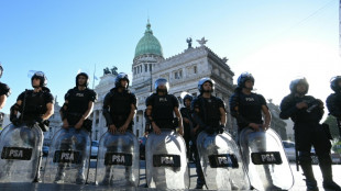 El gobierno de Milei flexibiliza el uso de armas para la polic&iacute;a en Argentina