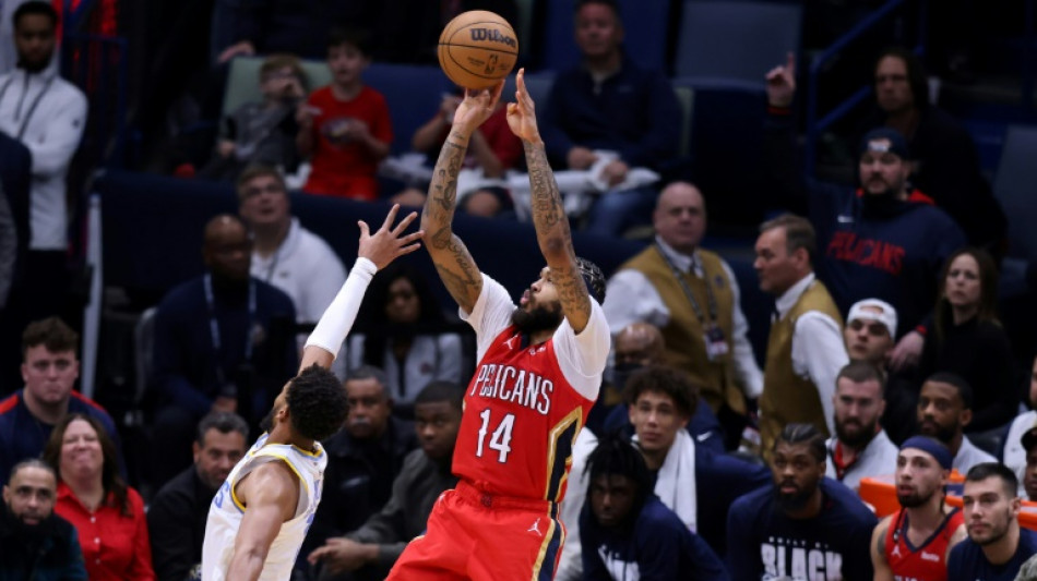 Pelicans down Lakers, James 36 points from NBA record, Curry hurt in Warriors win