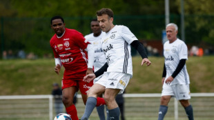 Macron juega, y marca un gol, en un partido a beneficio de ni&ntilde;os hospitalizados