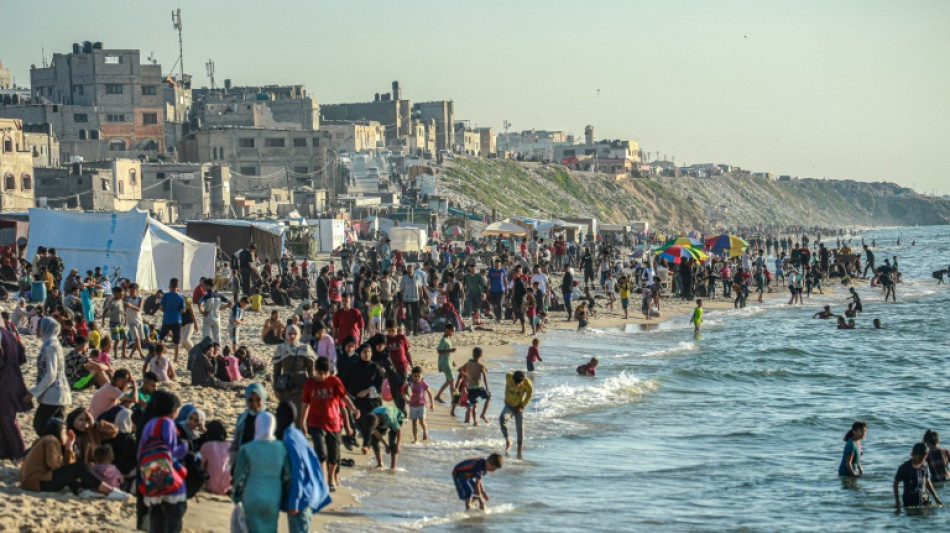 Los gazat&iacute;es se dan un respiro en la playa, como antes de la guerra