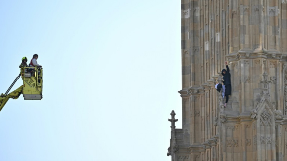 Homem &eacute; preso por escalar Big Ben de Londres com bandeira palestina
