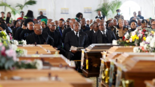 Sud&aacute;frica se despide de los 21 j&oacute;venes muertos en tragedia misteriosa en un bar