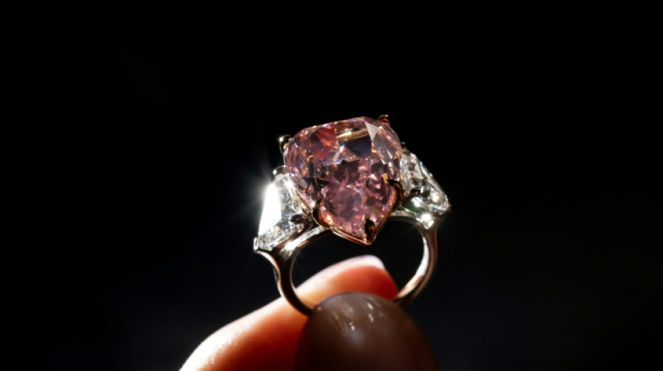 Rosafarbener Diamant in Birnenform f&uuml;r mehr als 28 Millionen Euro versteigert
