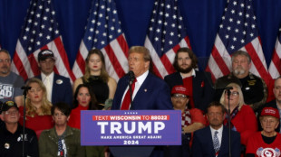 Trump repart en campagne, usant de rh&eacute;torique toujours plus violente 