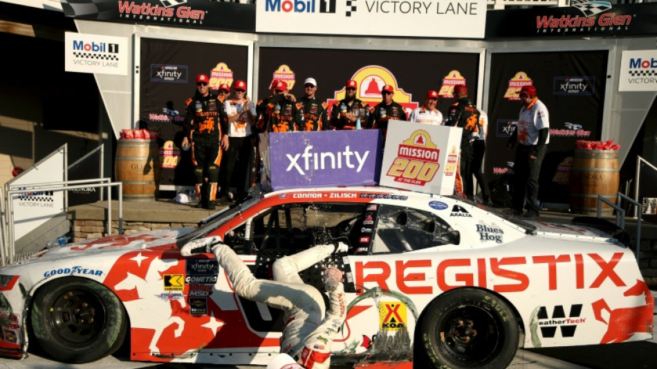 Piloto da Nascar fratura clavícula em queda ao comemorar vitória
