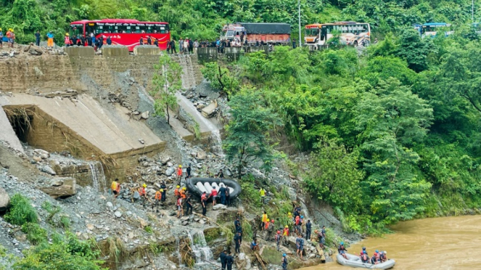 Un deslave que arrastr&oacute; dos autobuses en Nepal deja 63 desaparecidos