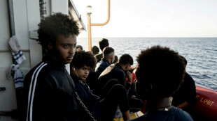 Drei Fl&uuml;chtlinge springen in italienischem Hafen von Rettungsschiff ins Meer
