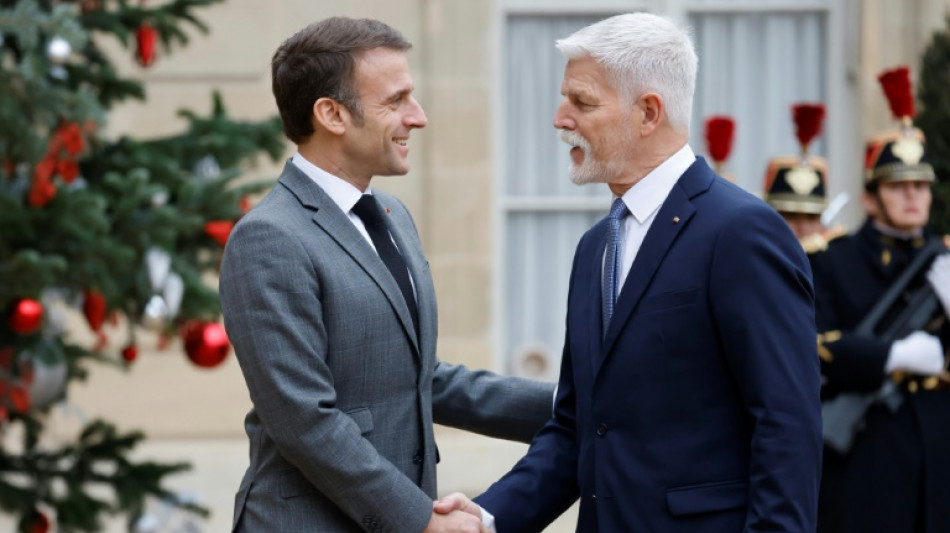 A Prague, Macron doit pr&eacute;ciser sa position sur l'Ukraine et les munitions