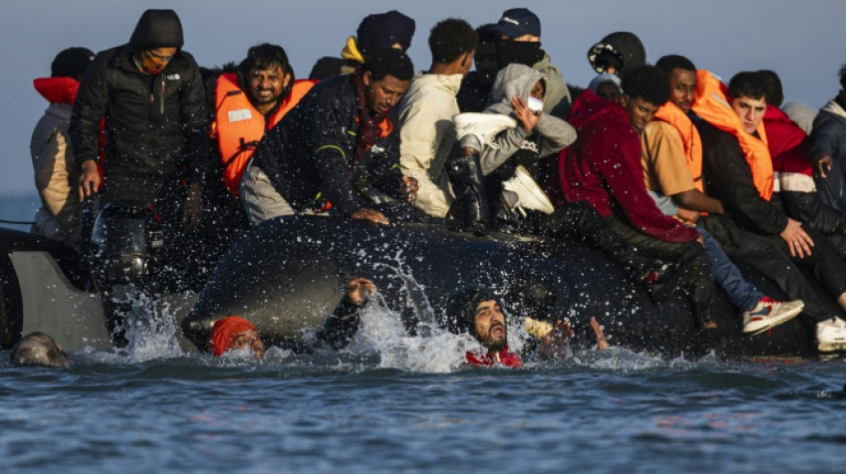 Environ 400 migrants secourus pr&egrave;s des c&ocirc;tes fran&ccedil;aises durant le week-end