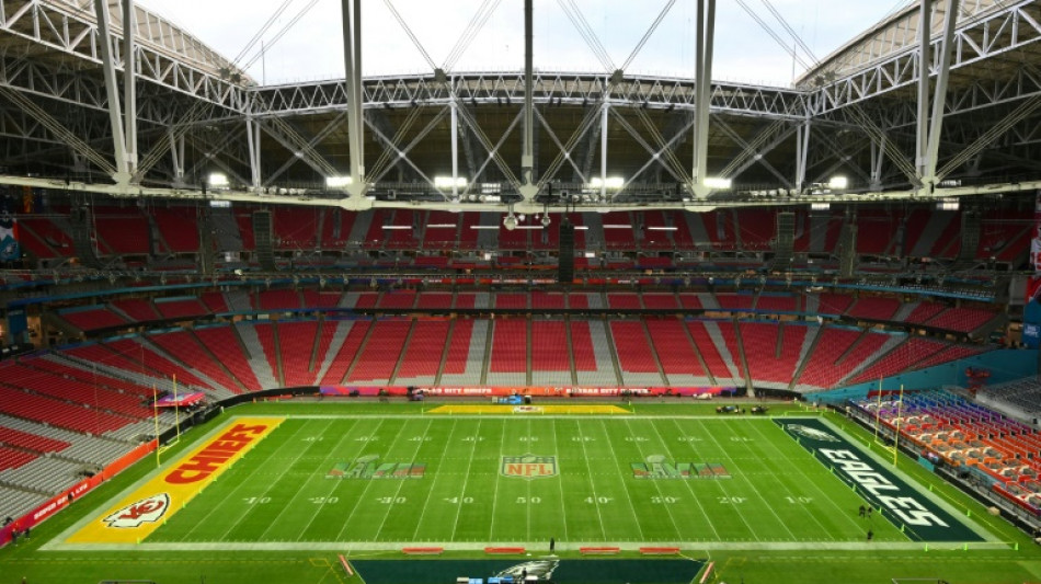 Chiefs and Eagles arrive for battle in Super Bowl