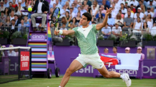 Alcaraz powers past Dimitrov into Queen's semi-finals