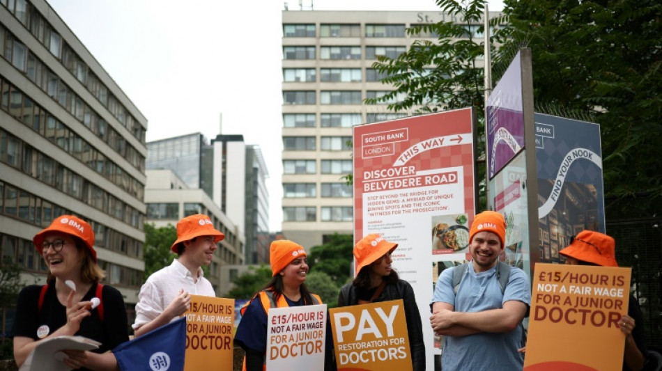 Angleterre: les jeunes m&eacute;decins &agrave; nouveau en gr&egrave;ve en pleine campagne des l&eacute;gislatives
